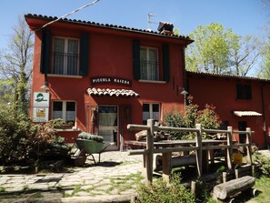 Exterior - Little Raieda Farmhouse: the first stop on the Path of the Gods (Sasso Marconi)