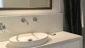 Baignoire, sèche-cheveux, serviettes fournies, papier toilette