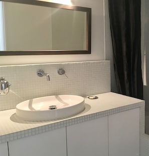 Een bad, een haardroger, handdoeken, toiletpapier