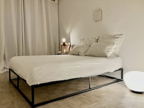 1 slaapkamer, een strijkplank/strijkijzer, gratis wifi, beddengoed