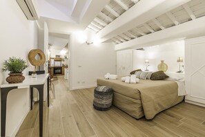 1 quarto, cofres nos quartos, escrivaninha
