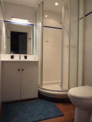 シャワー、ヘアドライヤー、石鹸、シャンプー