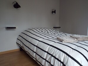 3 slaapkamers, een strijkplank/strijkijzer, reisbedje, gratis wifi