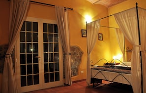 2 bedrooms, in-room safe, iron/ironing board, free WiFi