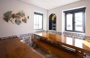 Full-size fridge, microwave, oven, stovetop - Villa Caparica Hostel (Almada)