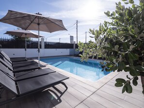 Outdoor pool, sun loungers - Villa Caparica Hostel (Almada)