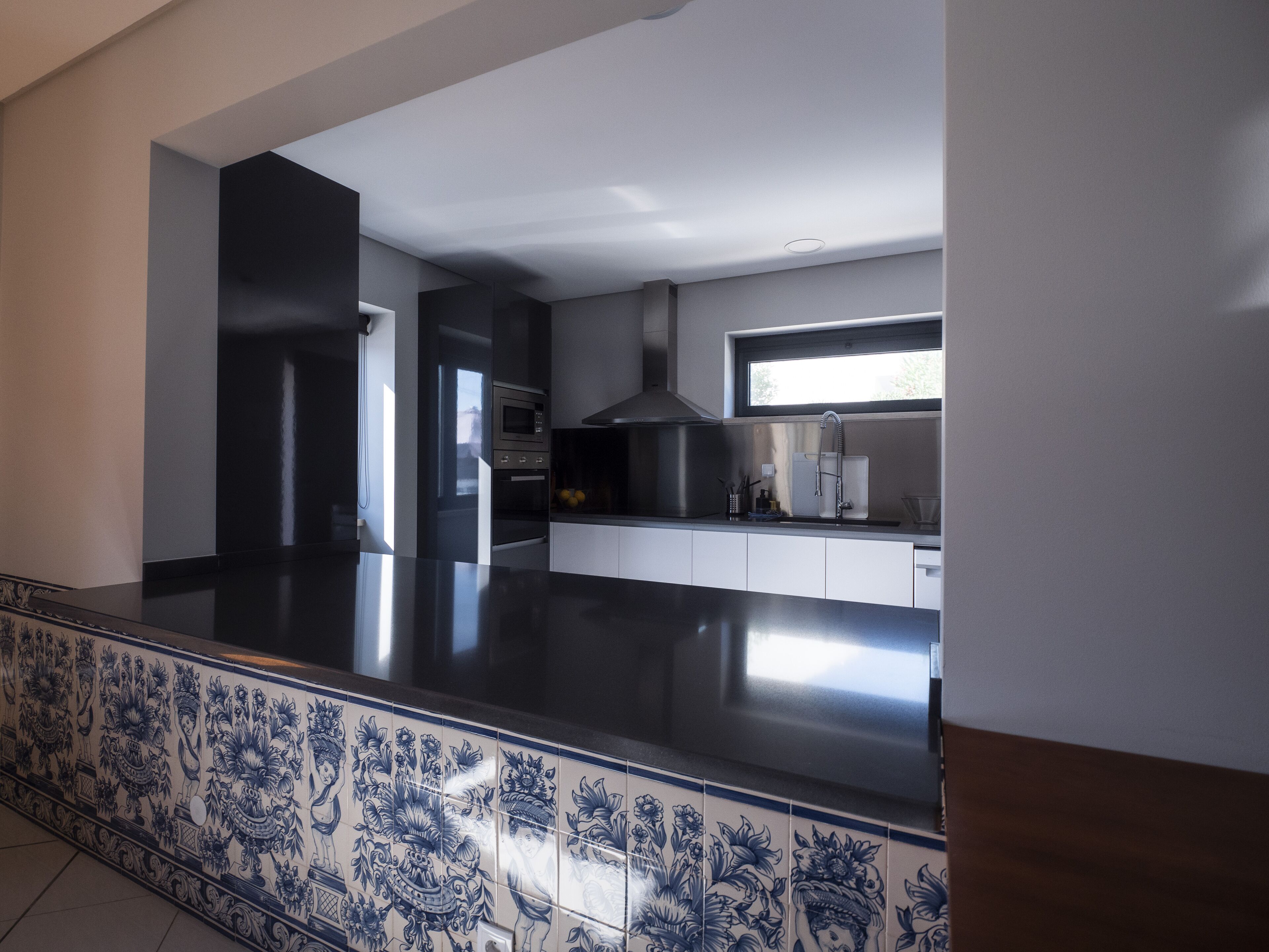 Full-size fridge, microwave, oven, stovetop