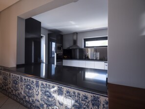 Full-sized fridge, microwave, oven, stovetop