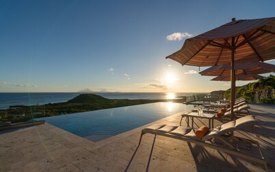 Luxury 5-Bedroom Villa with Oceanview Infinity Pool & Spectacular Sunsets