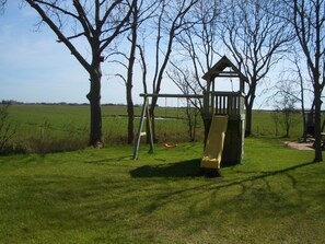 Children’s area - 5 star apartment under thatch in a quiet location with a unique view (Pellworm)