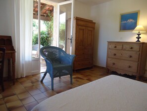 1 bedroom, desk, travel cot, free WiFi