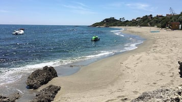 Una spiaggia nelle vicinanze