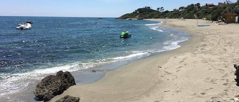 Una spiaggia nelle vicinanze