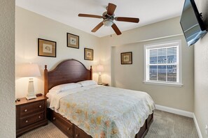 2 soverom, skrivebord, strykejern/-brett og wi-fi