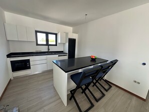 Geladeira, micro-ondas, cooktop, lava-louças