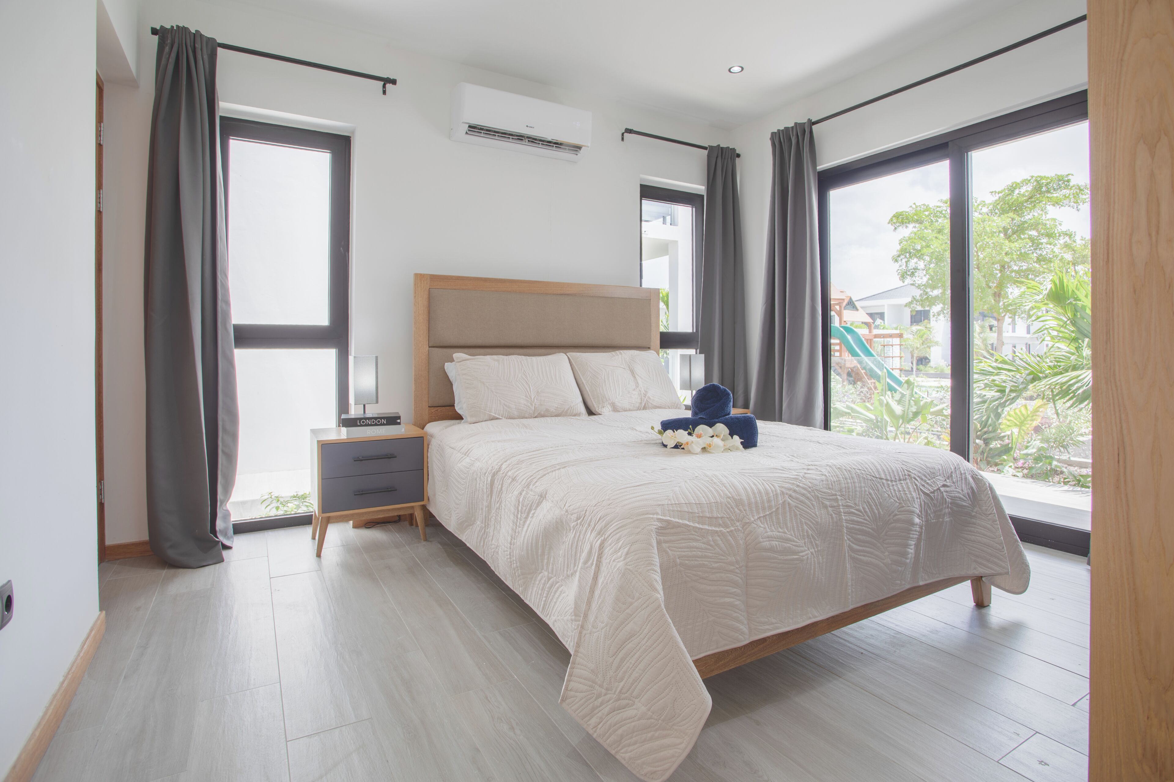 Apartamento Deluxe, 2 habitaciones, acceso a la piscina, vistas a la piscina | Tabla de planchar con plancha, wifi gratis, ropa de cama