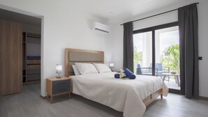 Una camera da letto con un letto, un comodino, una lampada e vista sull'esterno.
