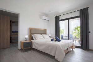 Departamento Deluxe, 3 habitaciones, vista a la alberca | Tabla de planchar con plancha, wifi gratis y ropa de cama 