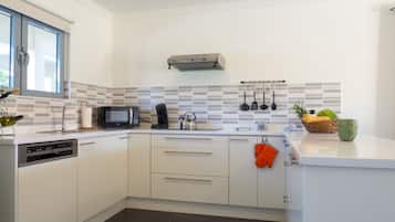 Réfrigérateur, micro-ondes, plaque de cuisson, lave-vaisselle