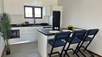 Frigorífico, microondas, placa de cocina y lavavajillas