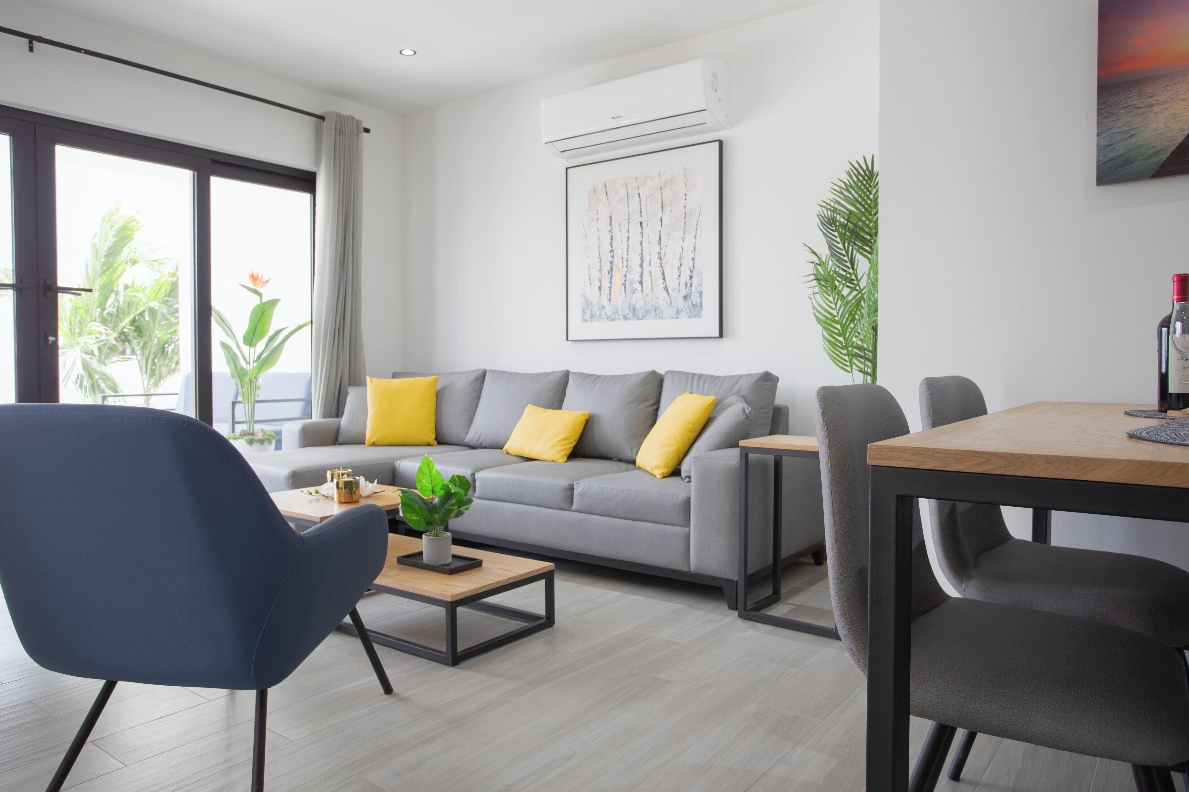 Apartamento Deluxe, 2 habitaciones, acceso a la piscina, vistas a la piscina | Zona de estar | Una televisión de pantalla plana