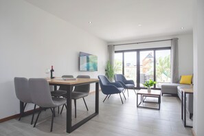 Apartamento luxo, 3 quartos, vista para a piscina | Área de estar | TV de tela plana