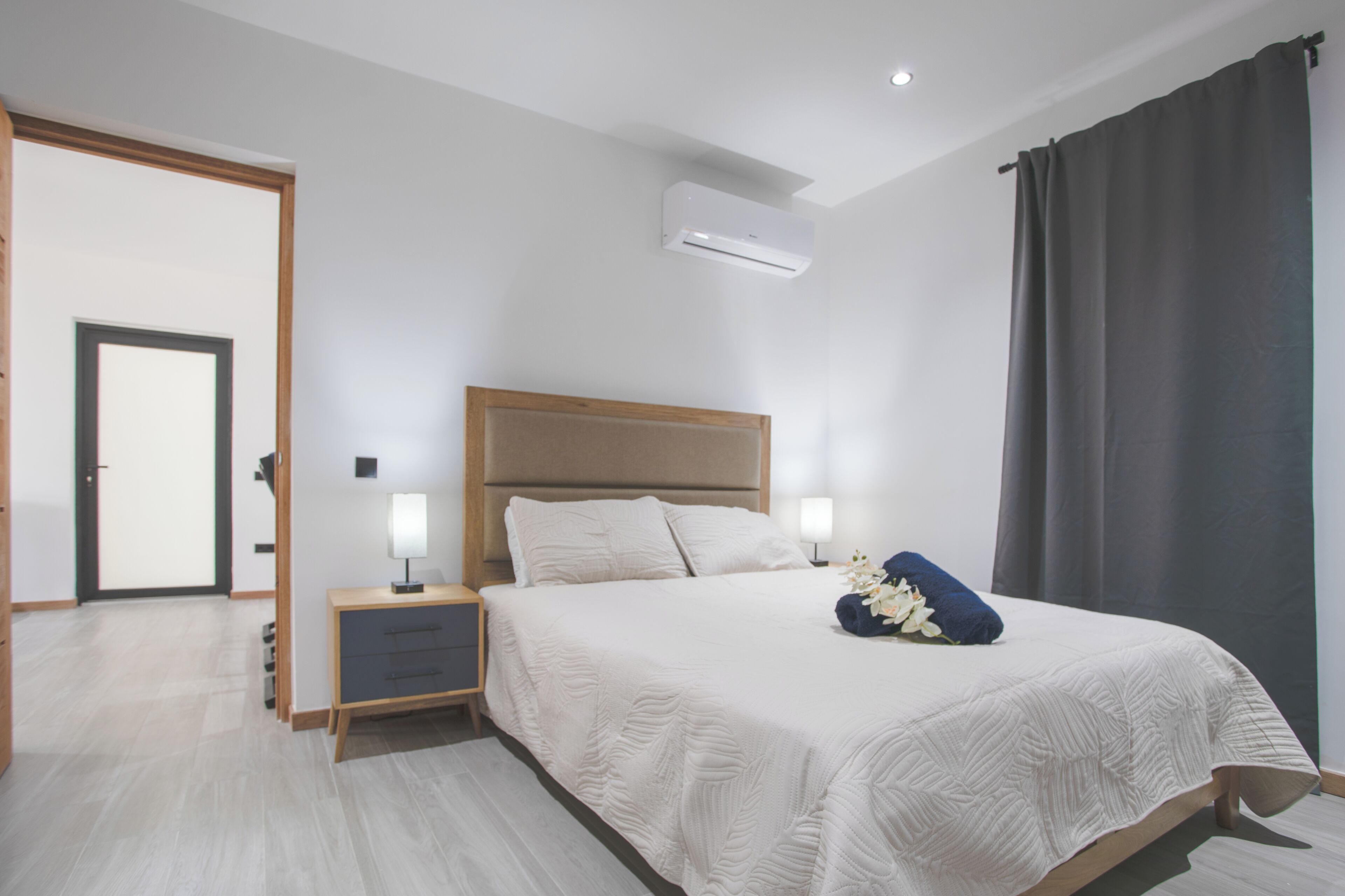 Apartamento, 2 quartos, acesso à piscina, vista para a piscina | Ferros/tábuas de passar roupa, Wi-Fi de cortesia, roupa de cama