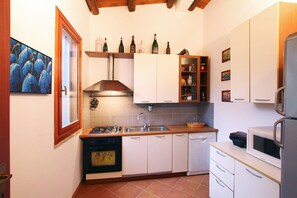 Frigorifero, microonde, forno, piano cottura