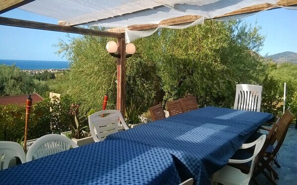 Outdoor dining - Villa Ancora - 2 bedrooms villa with Sea View, large Terrace, Pool, and BBQ (campofelice di roccella)