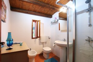Shower, hair dryer, bidet, towels - Villa Ancora - 2 bedrooms villa with Sea View, large Terrace, Pool, and BBQ (campofelice di roccella)