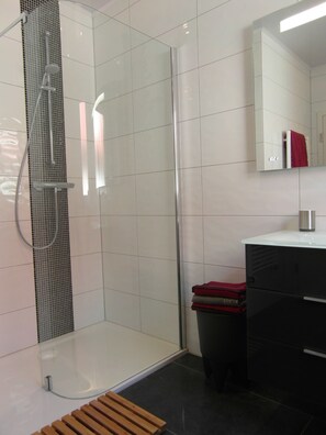 Dusche, Haartrockner, Handtücher