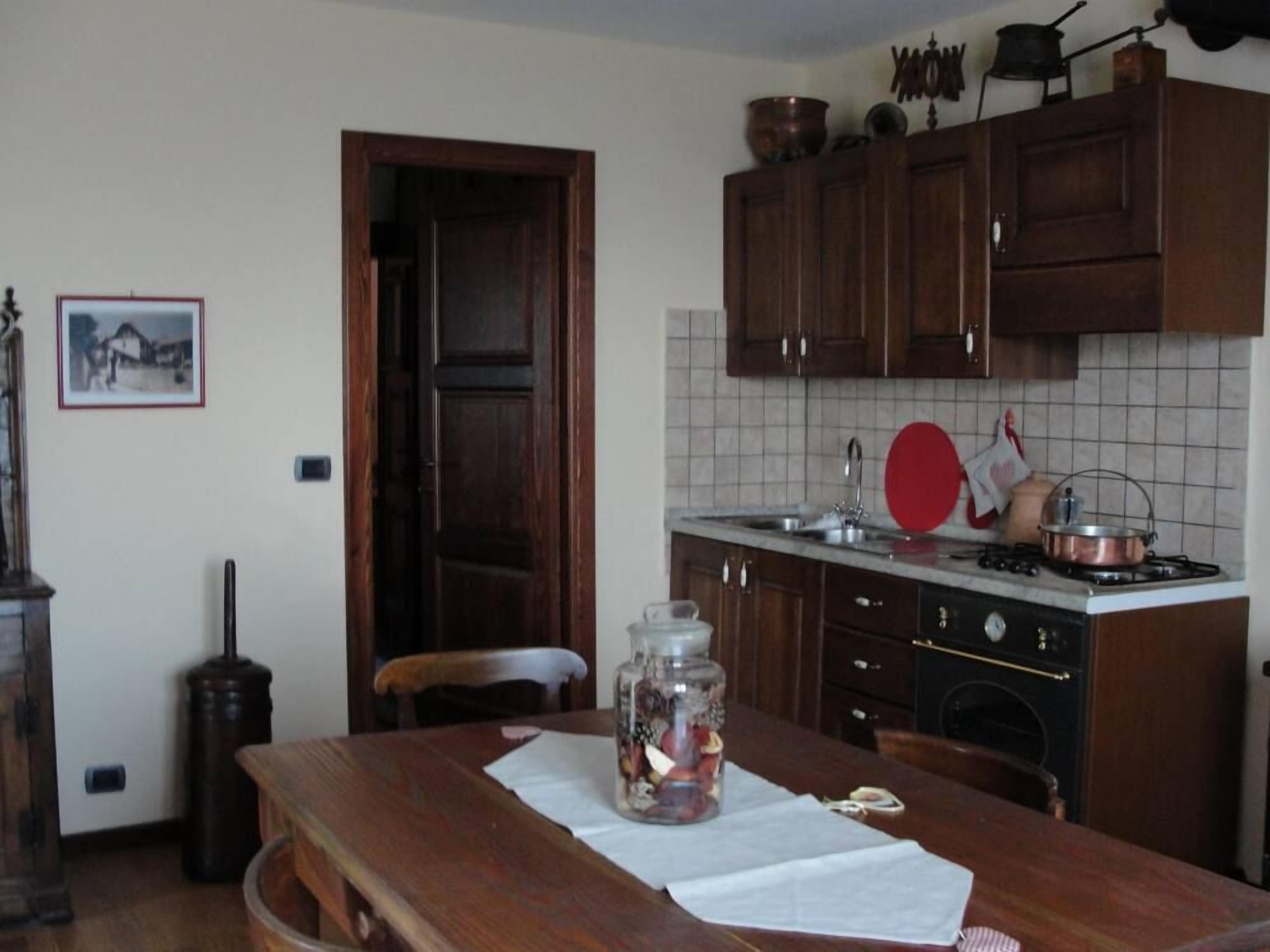 Réfrigérateur, four, plaque de cuisson, cafetière/bouilloire