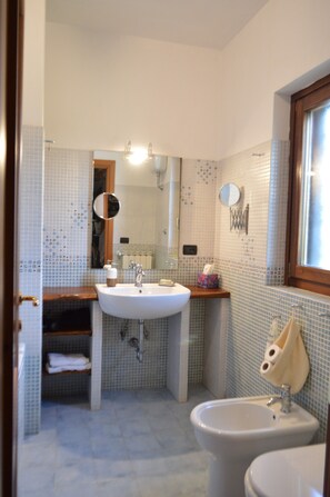Doccia, asciugacapelli, bidet, asciugamani
