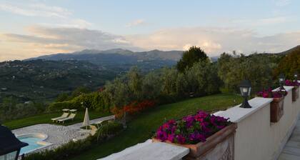Atemberaubende offene Wohnung mit Blick auf den Pool mit herrlicher Aussicht