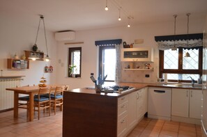 Fridge, oven, stovetop, dishwasher