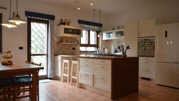 KĂŒhlschrank, Ofen, Herdplatte, GeschirrspĂŒler