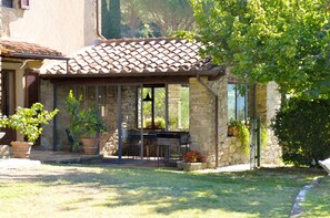 Outdoor dining - Charming farmhouse with private pool and extreme privacy. (CORTONA)