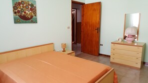 3 bedrooms, travel cot, bed sheets, wheelchair access - House / Villa at 100mt. from the sea-Near the sea  (Mazara del Vallo)