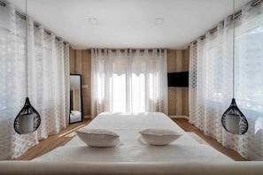 6 habitaciones, tabla de planchar con plancha y cuna de viaje