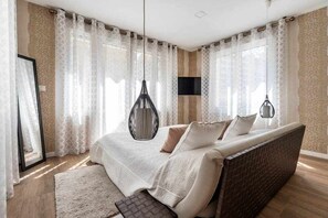 6 chambres, fer et planche à repasser, lit de bébé portatif