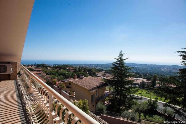 Property grounds - Luxury 2 Bedroom Sea View Apartment (Trecastagni)