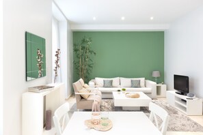 Smart TV, DVD player - CARRETAS APARTMENTS MADRID 101 (MADRID)
