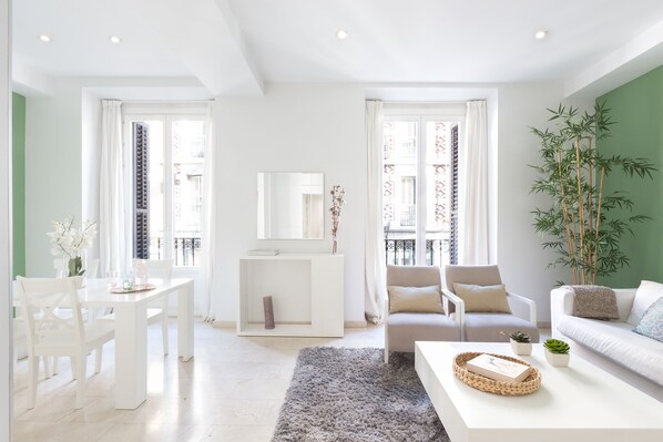 Smart TV, DVD player - CARRETAS APARTMENTS MADRID 101 (MADRID)