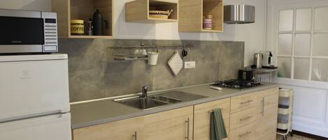 Mikrowelle, Geschirrspüler, Wasserkocher mit Kaffee-/Teezubehör