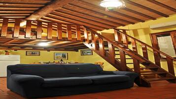 Televisión, chimenea, tenis de mesa y libros