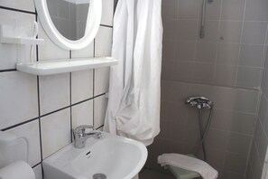 Ensemble baignoire-douche, séchoir à cheveux, serviettes fournies