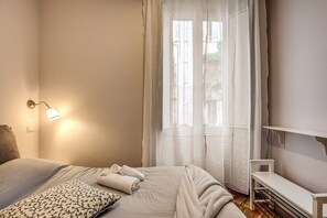 2 quartos, cofres nos quartos, escrivaninha