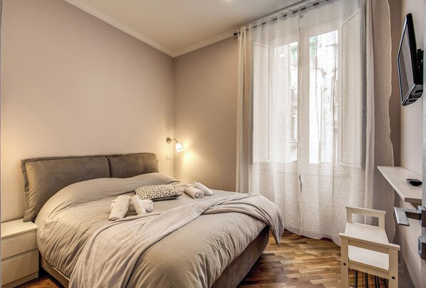 2 bedrooms, in-room safe, desk, iron/ironing board