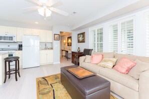 TV, caminetto, libri