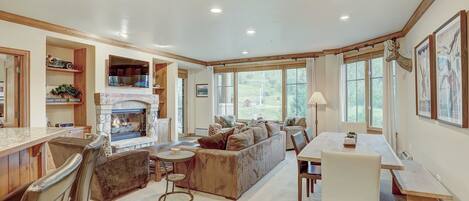 Condo, 2 Bedrooms | Living area